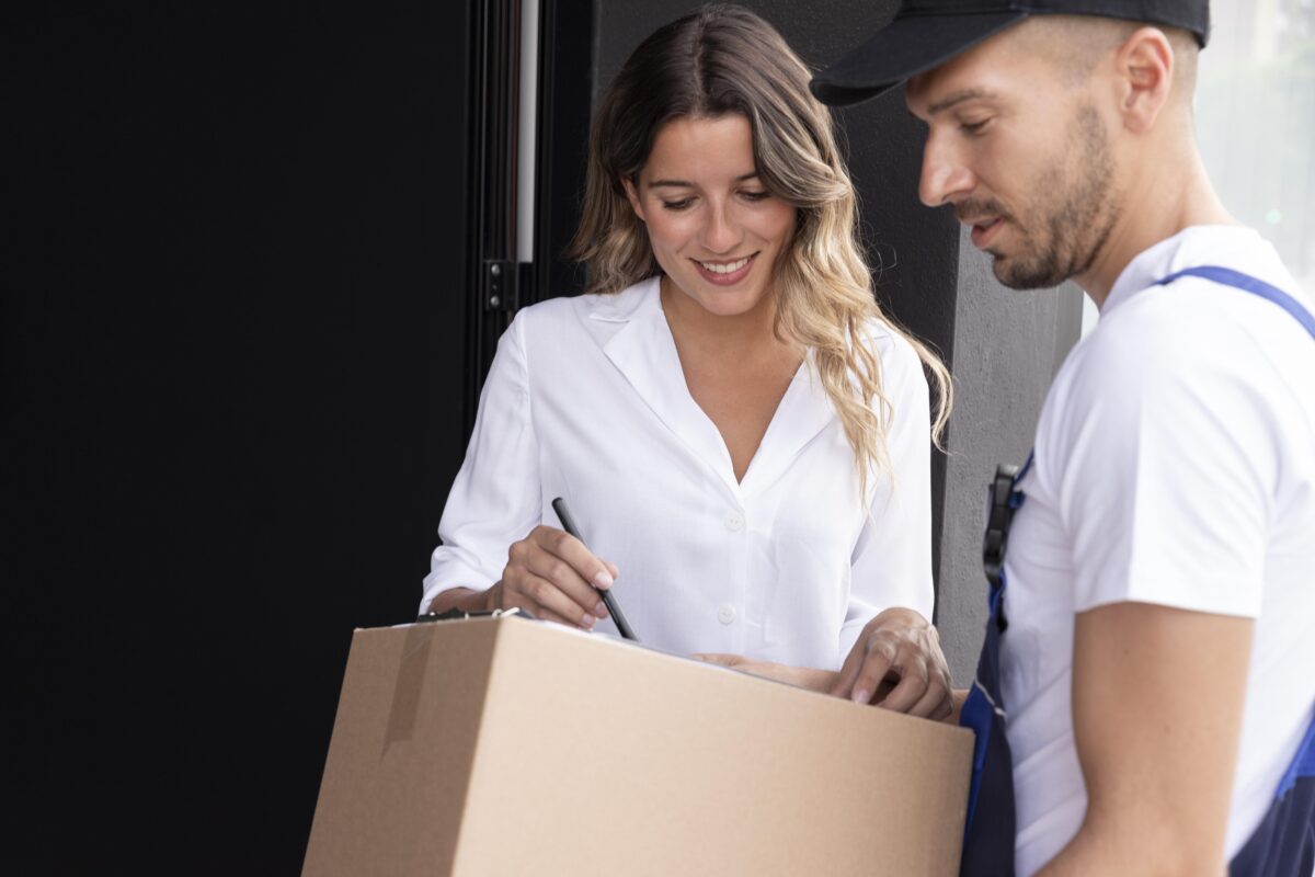 Entregardor de caja a una cliente